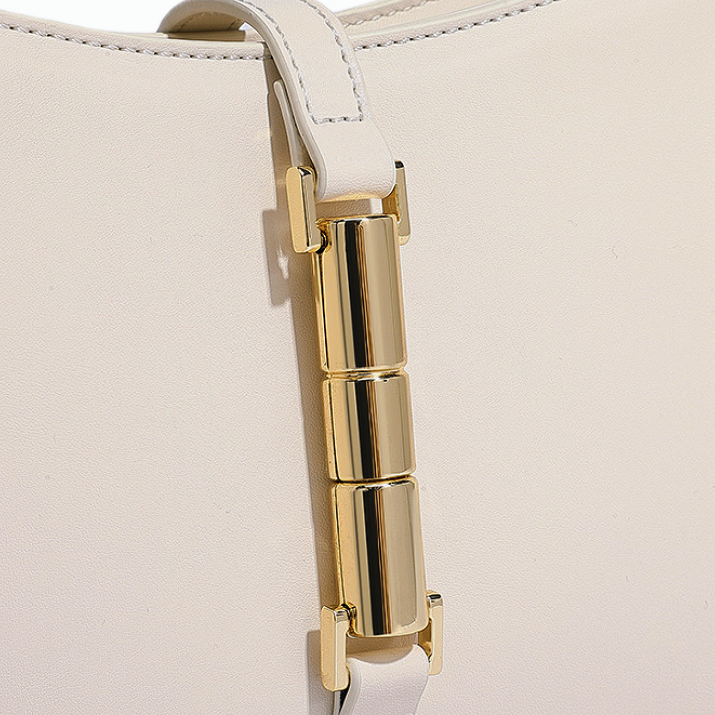 VT-Cecilia Effect Metallic-Accent Shoulder Bag